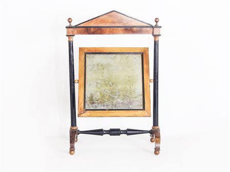 Psiche da tavolo impiallacciata in piuma di noce inizio del XIX secolo cimasa...