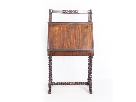 Piccolo scrittoio a ribalta impiallacciato in piuma di noce metà del XIX...