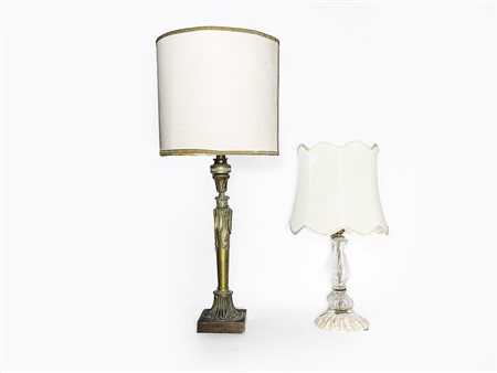 Due lumi da tavolo una a torciera in metallo dorato, sbalzato con motivi...