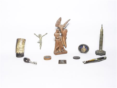 Lotto di curiosità tra cui una scultura in bosso, un crocifisso ed un...