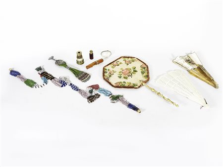 Lotto di galanterie tra cui una ventola ricamata, una borsetta e due ventagli