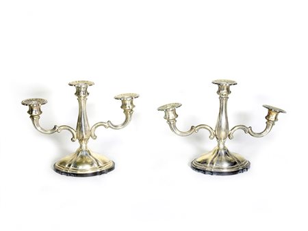 Coppia di candelabri in argento tre bracci portacandela, base sagomata,...