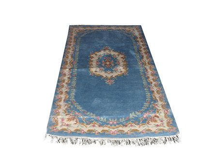 Tappeto cinese fondo azzurro campo con medaglione centrale e bordura a motivi...