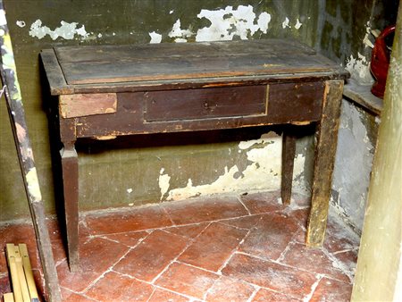 Antico tavolino da lavoro in legno tenero un cassetto nella fascia, gambe a...