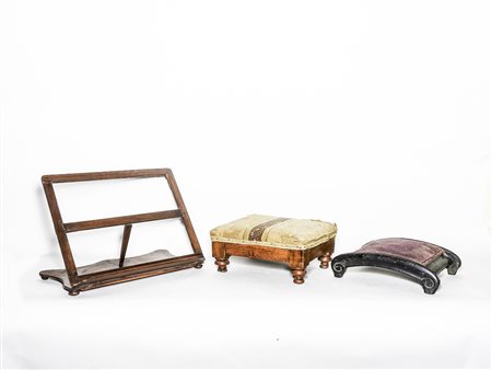 Lotto due poggiapiedi ed un leggio da tavolo (3)