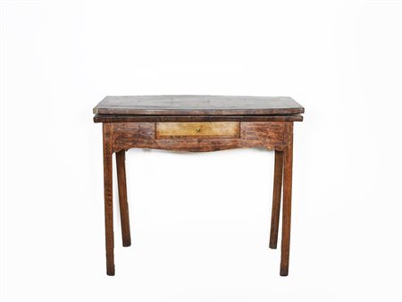 Tavolino da gioco a libro impiallacciato in piuma di noce inizio del XIX...