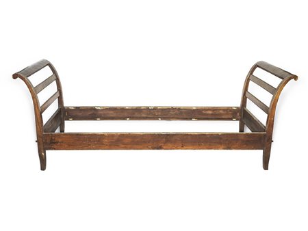 Divano a panca in noce inizio del XIX secolo braccioli rovesciati, piedi a...