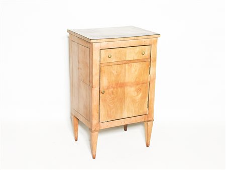 Comodino impiallacciato in ciliegio fine del XVIII secolo intarsiato con...