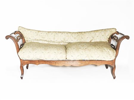 Divanetto a panca in noce XVIII secolo braccioli rovesciati desinenti a...