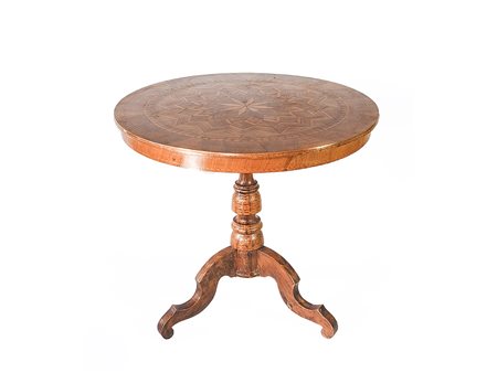 Tavolino rotondo impiallacciato in piuma di noce metà del XIX secolo...
