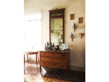 Cassettone impiallacciato in ciliegio fine del XVIII secolo intarsiato con...