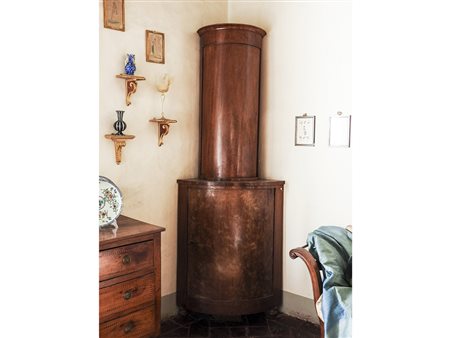 Angoliera a due corpi impiallacciata in piuma di noce inizio del XIX secolo...