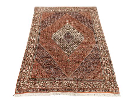 Tappeto persiano fondo beige, campo con medaglioni concentrici e fitti motivi...