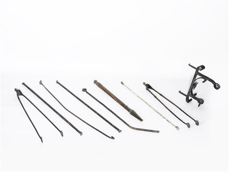 Lotto di attrezzi da camino in ferro battuto tra cui una coppia di alari