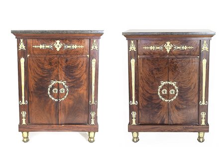 Coppia di piccole credenze impiallacciate in piuma di mogano Francia, inizio...