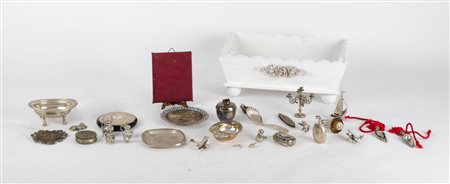 LOTTO composto da 26 piccoli OGGETTI vari in argento. XX secolo Misure: varie