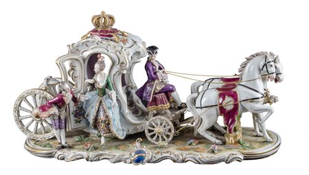 GRUPPO in porcellana Capodimonte raffigurante "carrozza con personaggi"...