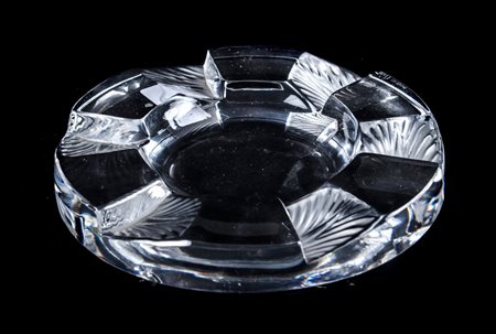 POSACENERE in cristallo Lalique. XX secolo Misure: diametro cm 15