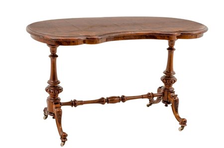 TAVOLINO a fagiolo in noce e radica di noce. Inghilterra XIX secolo Misure:...