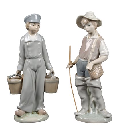 DUE SCULTURE in porcellana Lladro raffiguranti "fanciulli". Spagna XX secolo...