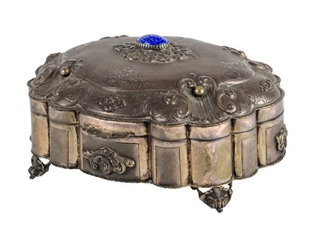 SCATOLA portagioie in argento. Italia primi '900 Misure: cm 20 x 17 x h 11