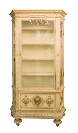 VETRINA in legno intagliato, laccato e dorato ad un'anta con cassetto...