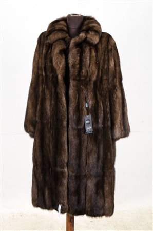 CAPPOTTO lungo di visone marrone.