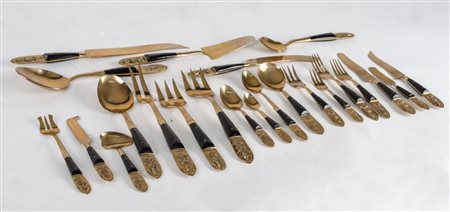 SERVIZIO POSATE con manici in legno ebanizzato in parte lavorato raffigurante...