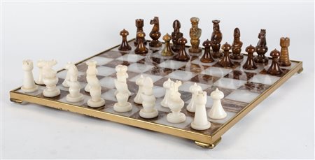 SCACCHIERA in onice con bordi in ottone dorato, pedine in pasta di marmo...