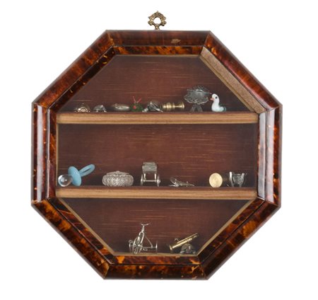 TECA in tartaruga con oggettistica varia (alcuni in argento) XX secolo...