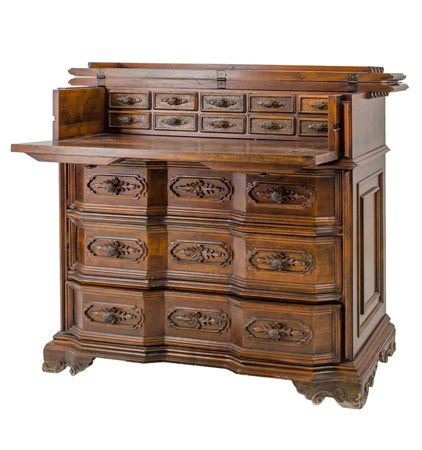 CASSETTONE a tre cassetti in noce, cassetto a ribalta. XX secolo Misure: cm...