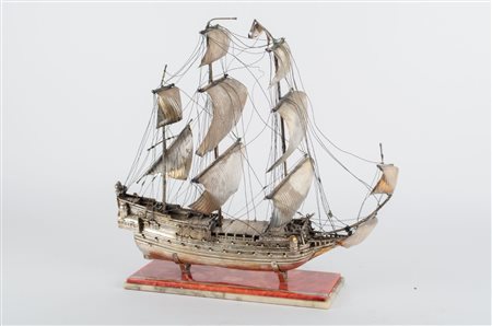 VELIERO in sfoglia d'argento con base in onice (usure). XX secolo Misure: cm...