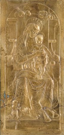 BASSORILIEVO in bronzo patinato "maternita'". XX secolo Misure: cm 20 x 39,5