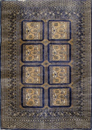 TAPPETO Kashmir, trama e ordito in cotone e vello in lana. Pakistan XX secolo...