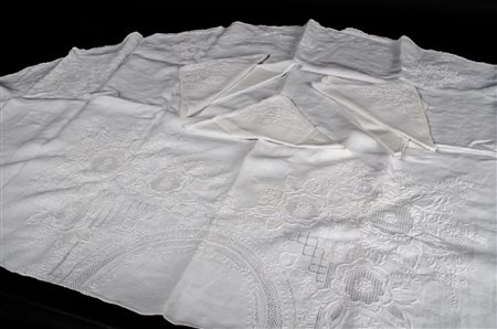 TOVAGLIA tonda con cinque TOVAGLIOLI in lino con ricami (difetti).