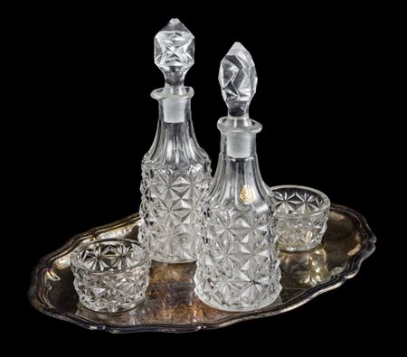 MENAGE in cristallo con vassoietto in argento. XX secolo Misure: varie