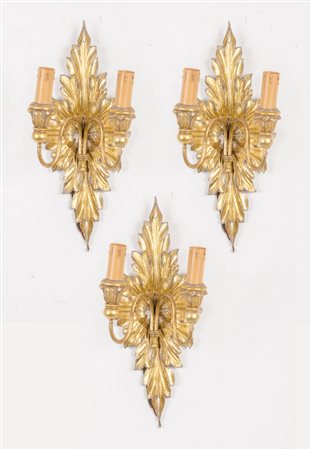 TRE APPLIQUES stile Luigi XVI a due luci in legno e ferro dorato ad argento a...