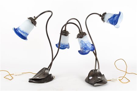 COPPIA LAMPADE stile Liberty a due fiamme in ottone brunito con bocce nei...