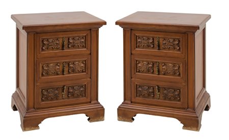 COPPIA COMODINI a tre cassetti in noce. Italia XX secolo Misure: cm 49 x 33,5...