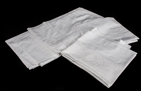 LENZUOLO matrimoniale con due FEDERE in cotone con ricami.