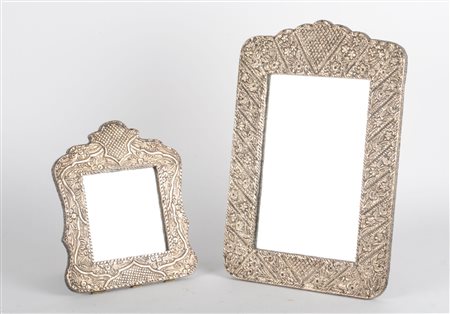 DUE SPECCHIERINE da tavola rivestite in argento sbalzato a motivo floreale e...
