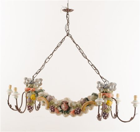 LAMPADARIO in legno dipinto e ferro a sei luci. XX secolo Misure: h cm 90