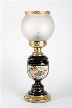 LUME in porcellana blu con decori a motivi floreale e lumeggiati in oro,...