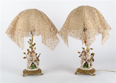 COPPIA LUMETTI in porcellana di Capodimonte raffigurante "puttini", ventole...
