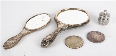 LOTTO composto da due SPECCHI da toletta, due SPECCHIETTI tondi e da PORTA...