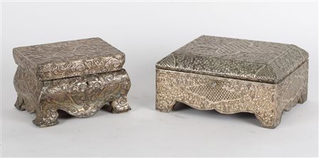 DUE SCATOLE portagioie rivestite in argento sbalzato a motivo naturalistico....