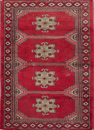 TAPPETO, trama e ordito in cotone e vello in lana. Pakistan XX secolo Misure:...