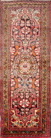 TAPPETO guida Hamadam, trama e ordito in cotone e vello in lana. Persia XX...