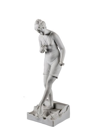 SCULTURA in biscuit raffigurante "figura femminile". Italia primi '900...