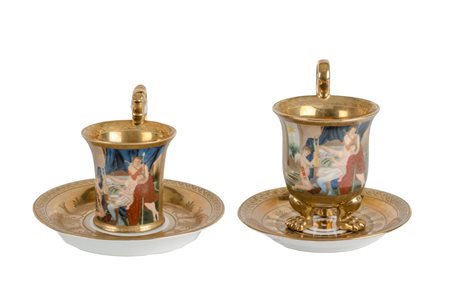 COPPIA TAZZE con piattini in porcellana dorata con medaglione raffigurante...